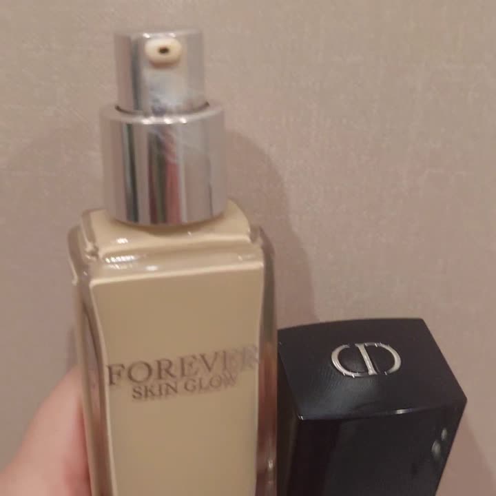 DIOR Тональный крем для лица с сияющим финишем Forever Skin Glow SPF 20