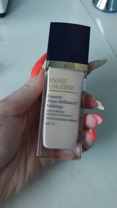 Тональный крем, придающий сияние Futurist Aqua Brilliance Makeup SPF 20 ...