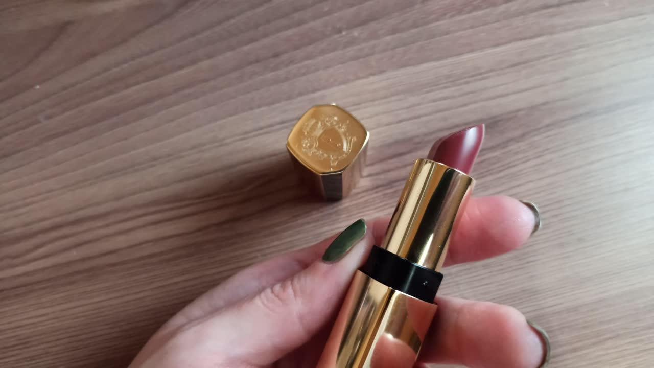 BOBBI BROWN Помада для губ Luxe Lipstick купить по цене 4165₽ в ЛЭТУАЛЬ