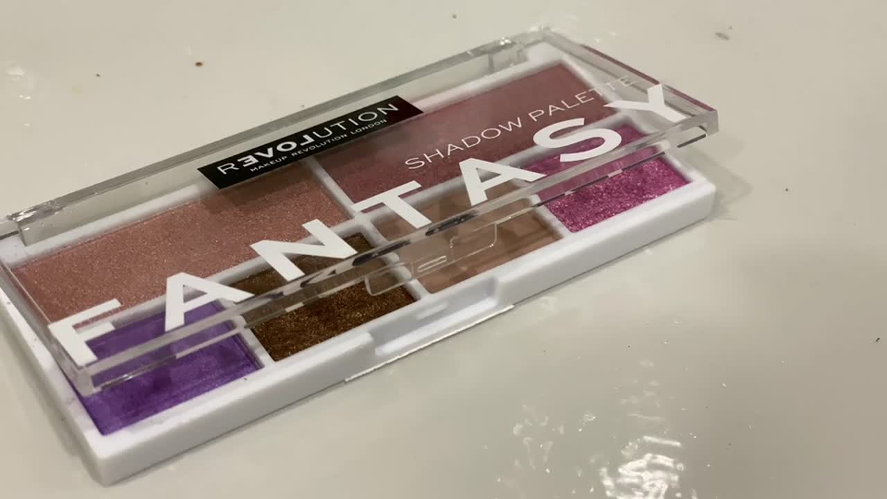 Тени для век RELOVE REVOLUTION Палетка теней для век Colour Play Fantasy Shadow Palette