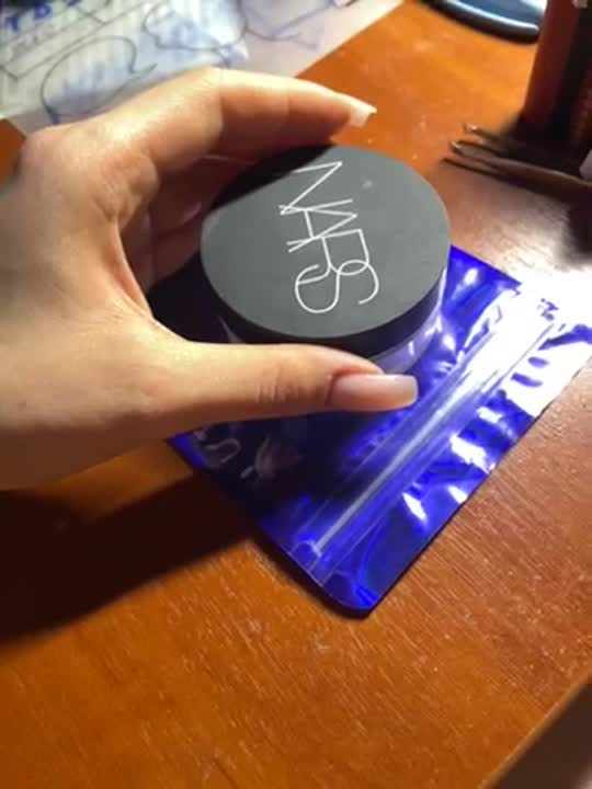 NARS Светоотражающая фиксирующая рассыпчатая пудра купить по низким ...