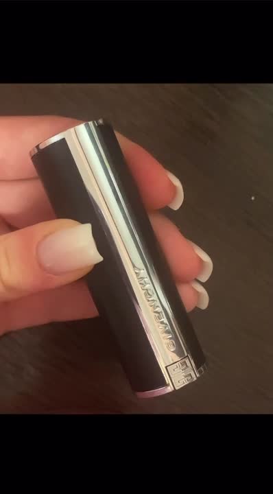 GIVENCHY Сияющая и полуматовая губная помада Le Rouge Interdit Intense ...