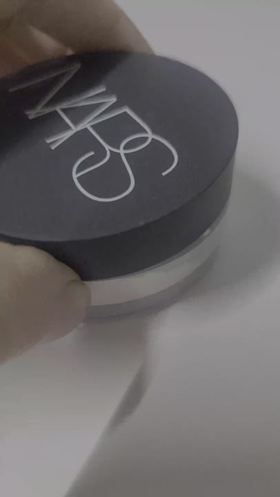 NARS Светоотражающая фиксирующая рассыпчатая пудра купить по низким ...