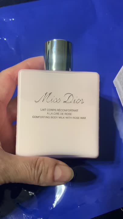 DIOR Успокаивающее молочко для тела с розовым воском Miss Dior